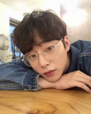 Ro Jong-hyun Instagram - 라이브온

.
.
.
#jtbc
#playlist 
#라이브온