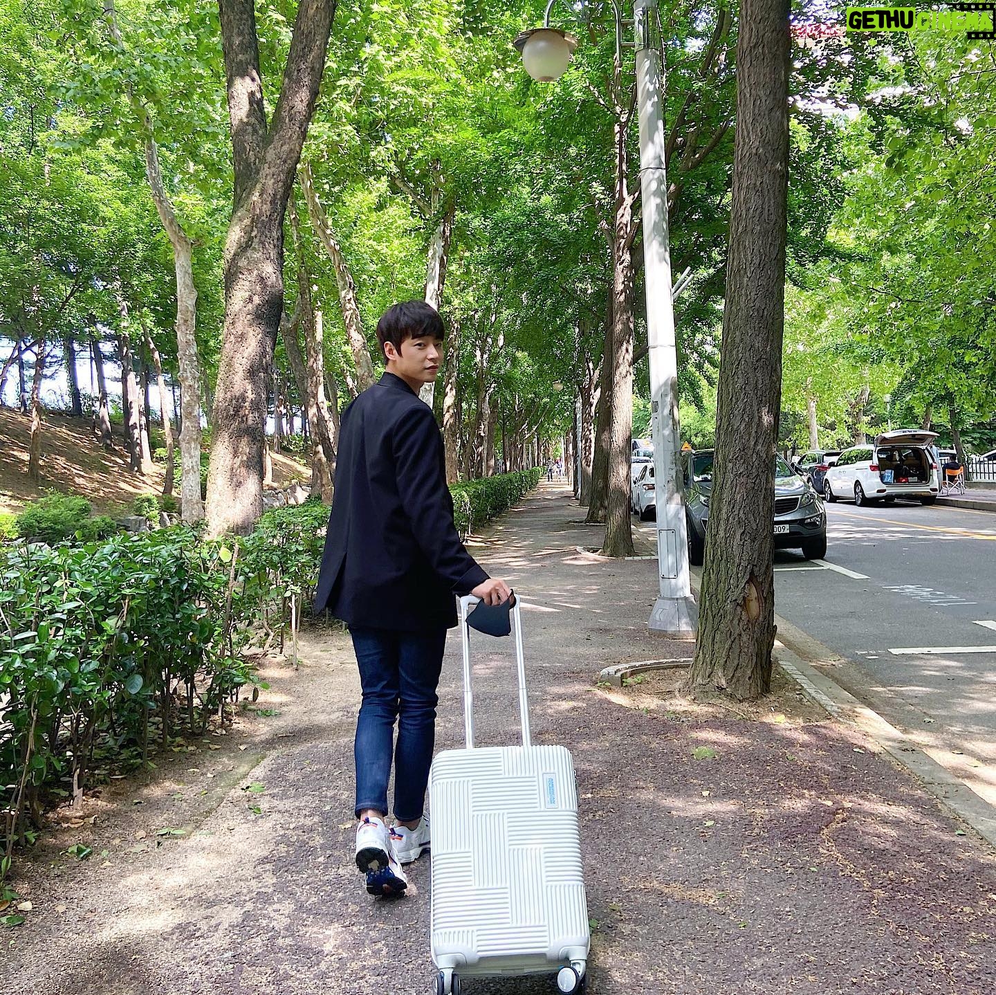 Ro Jong-hyun - 16.6K Likes - ❤️
.
.
.
#출근길
#오랜만에
#캐리어
#여행가고싶다
#하루빨리