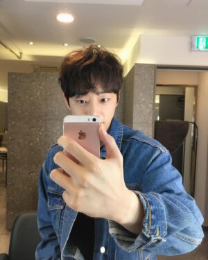 Ro Jong-hyun Instagram - 거울셀카
이거.. 맞나요?.. .
.
.
#인스타그램 
#거울샷 
#거울셀카