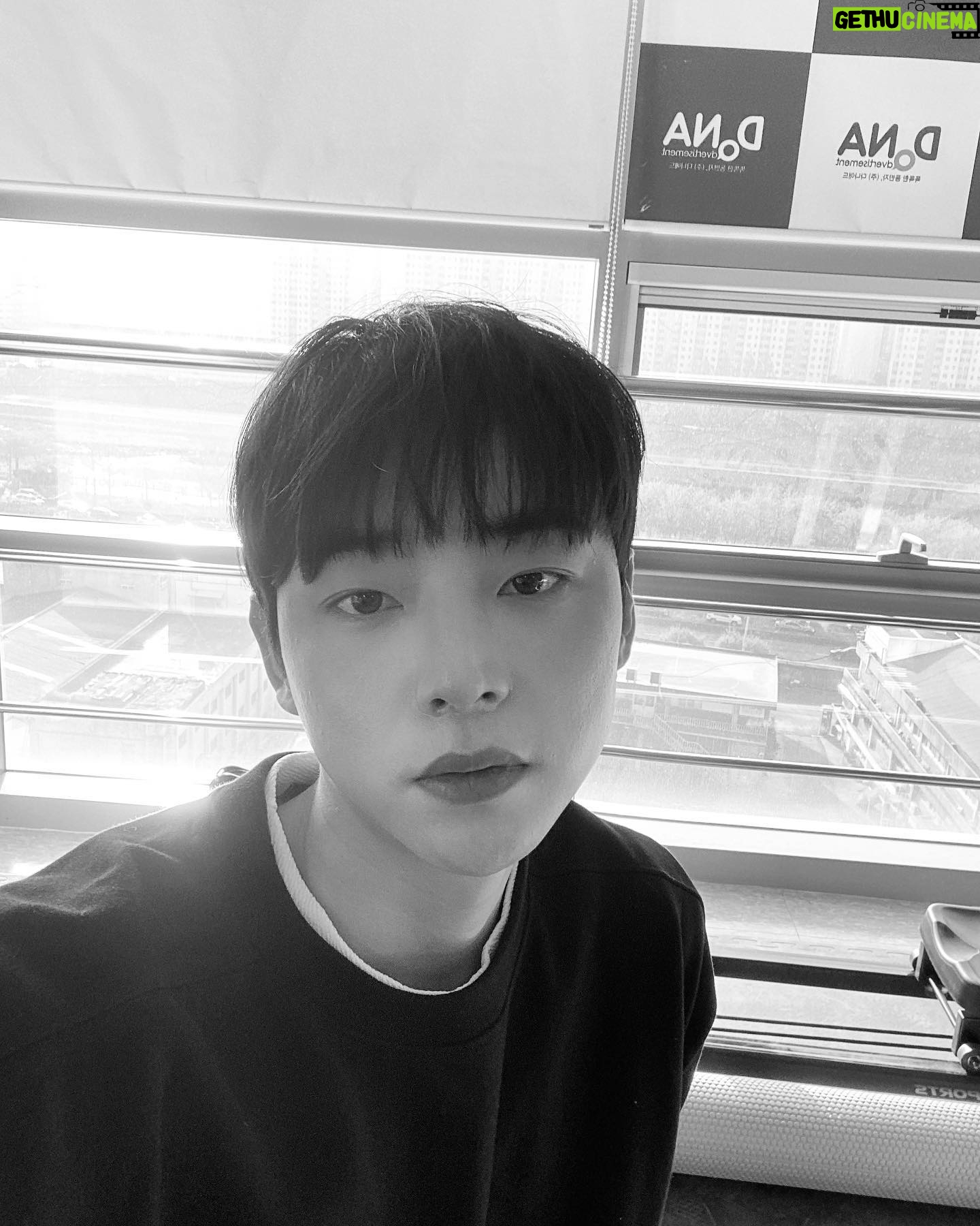Ro Jong-hyun - 13.2K Likes - .
.
.
.
@inkwell
@empty