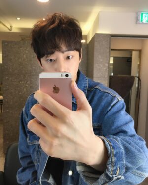 Ro Jong-hyun Instagram - 거울셀카
이거.. 맞나요?.. .
.
.
#인스타그램 
#거울샷 
#거울셀카
