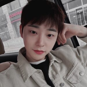 Ro Jong-hyun Instagram - 🧡 youtube / ro0116

.
.
.
#셀카 
#selfie