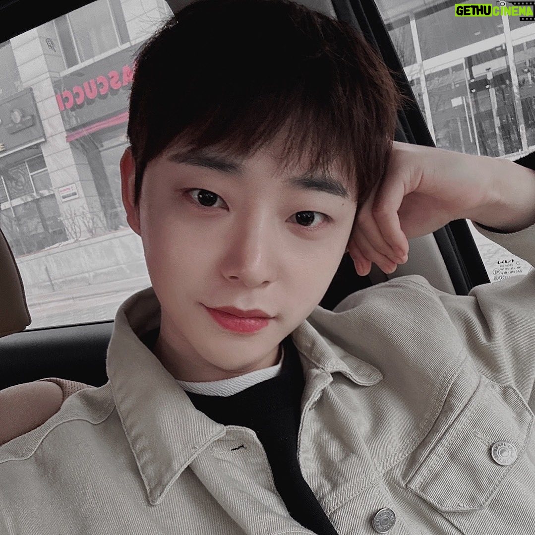 Ro Jong-hyun - 18.8K Likes - 🧡 youtube / ro0116
.
.
.
#셀카
#selfie