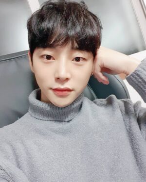 Ro Jong-hyun Instagram - 겨울 ❤
.
.
.
#셀카 
#연습