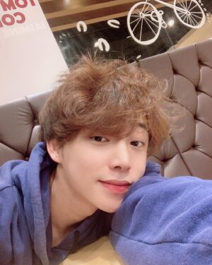 Ro Jong-hyun Instagram - 😍
.
.
.
.
.
#selfie 
#일상 
#카페 
#❤️