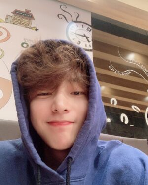 Ro Jong-hyun Instagram - 😍
.
.
.
.
.
#selfie 
#일상 
#카페 
#❤️
