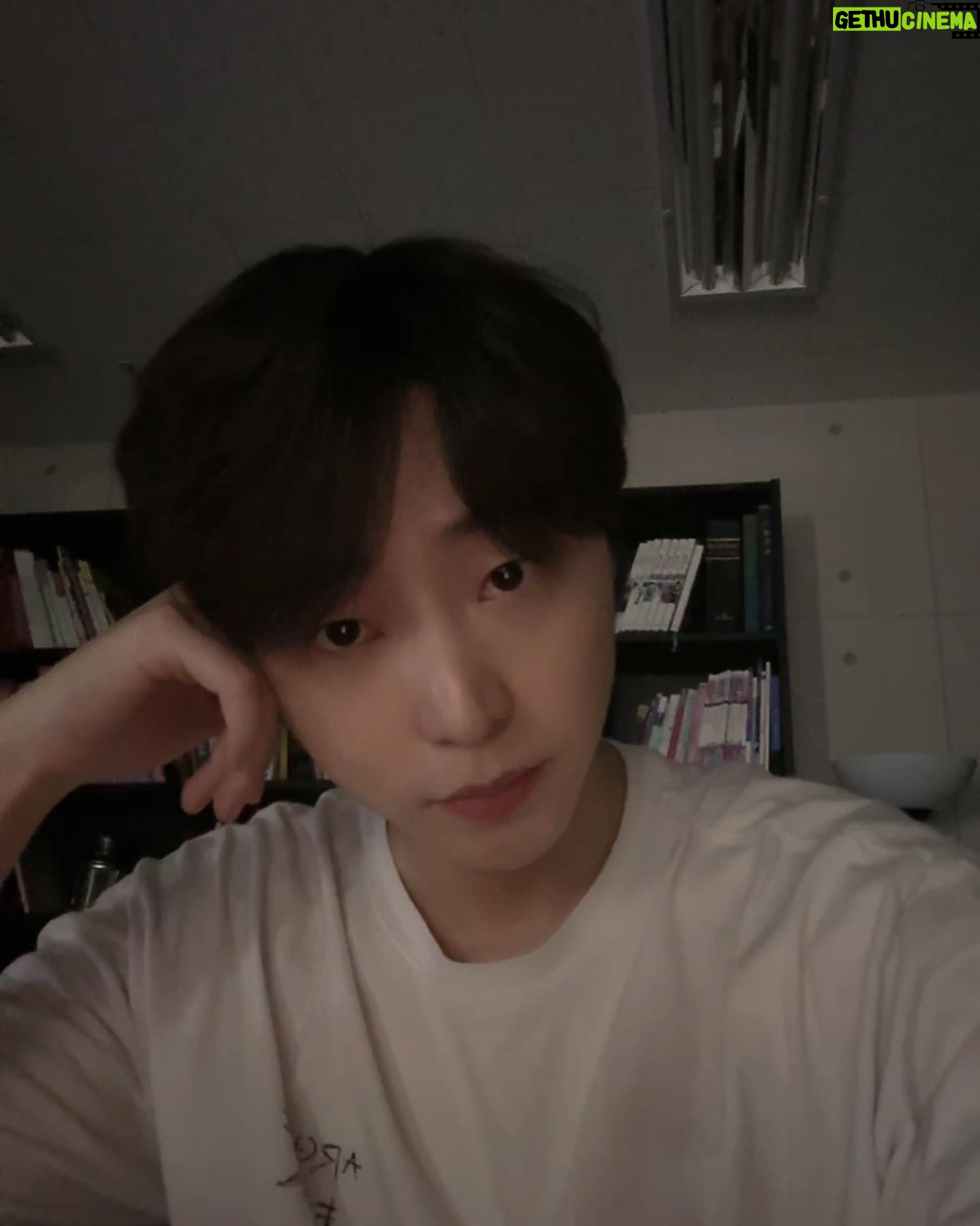 Ro Jong-hyun - 39.8K Likes - 비온다 ..
.
.
.
#비오는날