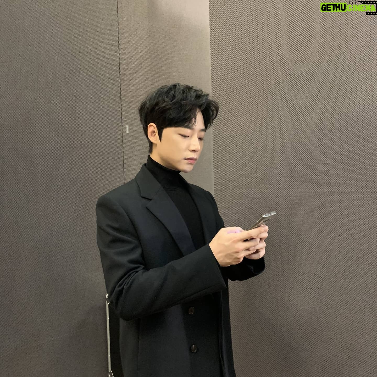 Ro Jong-hyun - 27.4K Likes - 라이브온
.
.
.
#jtbc
#playlist #플레이리스트
#drama #드라마
#라이브온
#첫방송
#11월17일
#pm #9시30분