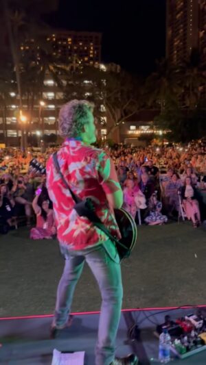 Rob Benedict Instagram - Hawaii you were truly, #amazing. 
📸 @jensenackles 
@loudenswainmusic #SPNHI #SPN
