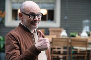 Rob Corddry Instagram - Feelin’ blue? Here’s a thumbs up, courtesy of THE UNICORN. Tomorrow night on @cbstv 
@theunicorncbs
