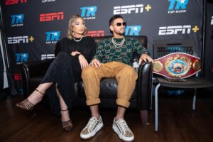 Robeisy Ramirez Instagram - No siempre pasa lo que quieres, pero lo diste todo…. Fue una excelente pelea, dos boxeadores espectaculares y siempre hay el que gana y el que pierde y no te tocó, a seguir para adelante y tú vuelves a ser el campeón de las 126 libras! Te amo ❤️