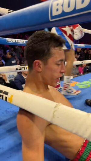 Robeisy Ramirez Instagram - ESPINOZA SAVED BY THE BELL 🤯

#TopRank #Boxing #RamirezEspinoza