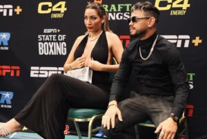 Robeisy Ramirez Instagram - Una victoria merecida después de meses de sacrificio……. 🖤❤️

@jri2 @crm30 @ismaelantoniosalas @salasboxingacademy_official @darustrong Gracias 🙏