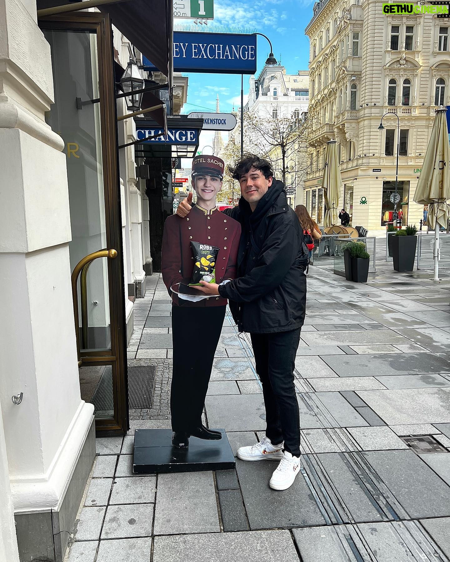 Robert Brosowski - 37.1K Likes - Anzeige| ROB’s endlich in Österreich!🔥Das ist ein perfekter #ROBsMoment ! Ab Morgen ist es endlich so weit und ihr könnt euch für kurze Zeit, limitiert ROB’s in teilnehmenden #BillaPlus Filialen kaufen Schaut hierzu das neue YouTube Video auf dem CrispyRob Kanal an.☺️
Wir haben zusätzlich noch eine kleine Überraschung für die Österreichischen ROB’s Freunde:
Wenn ihr euch die ROB’s holt - postet einfach eine Story oder einen Post auf Instagram mit #ROBsMoment und verlinkt @ROBs.Originals und @billa_at im Zeitraum vom 14.04 bis 19.04.
Unter allen #ROBsMoment Postings wählen wir 3 Teilnehmer, welche eine originale und limitierte ROB's Reise Bag gefüllt mit unseren #Kesselchips geschenkt bekommen 🥳 Seid ihr ready Österreich?😎
#News #ROBs #Chips #CrispyRob #YouTube #Reisen