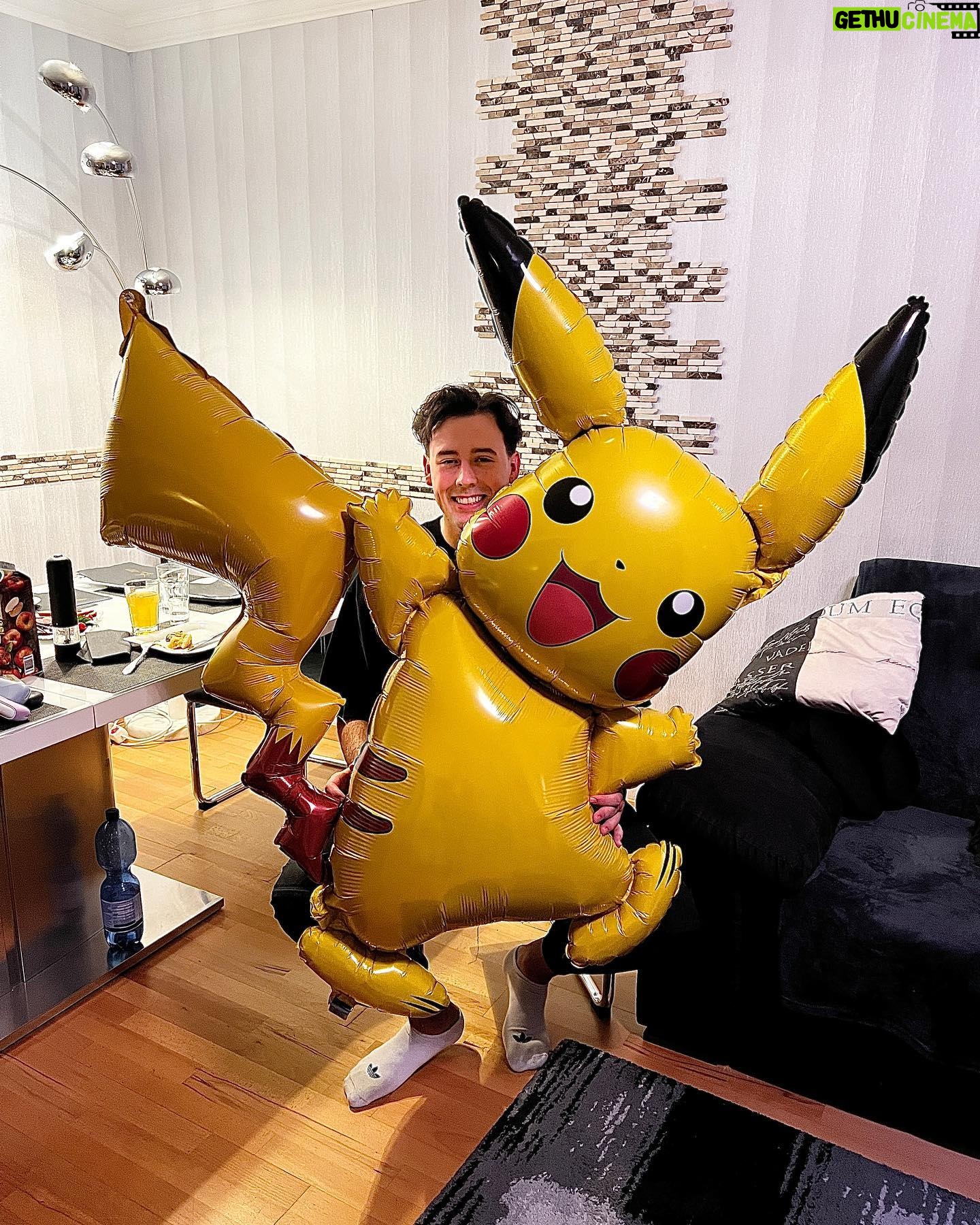 Robert Brosowski - 33.3K Likes - 29!🥳