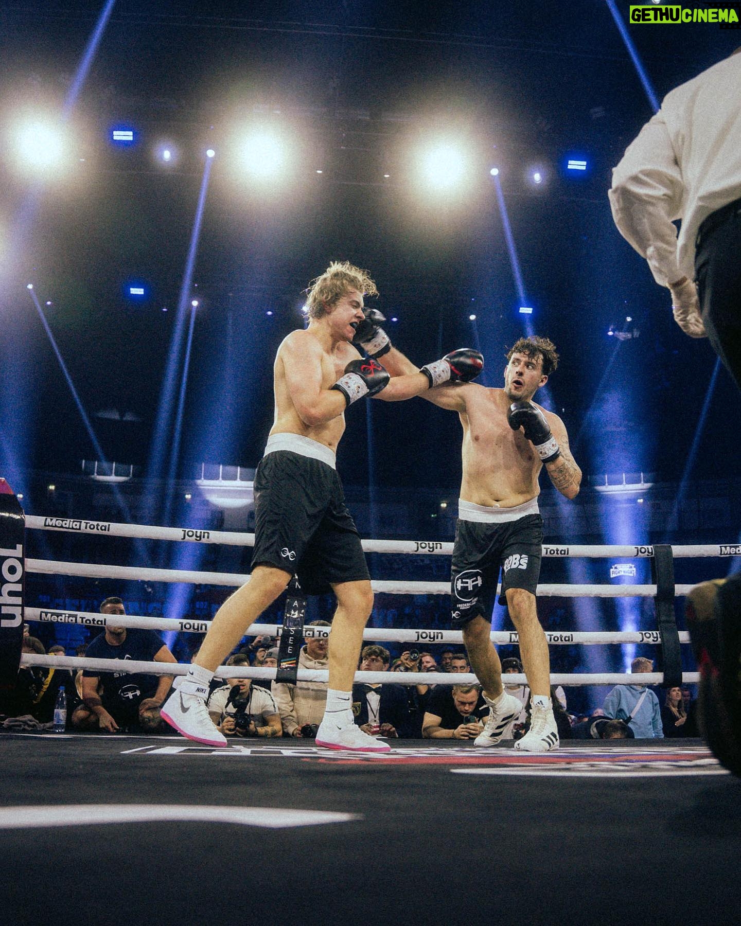 Robert Brosowski - 48.3K Likes - Remember my Nameš„š„
Danke an alle die Teil dieser Reise waren!ā¤ļø
Es war die verrückteste Nacht meines Lebens! šø @witters_sportfotografie @dermeusel @leeonbeeon @flotreiber