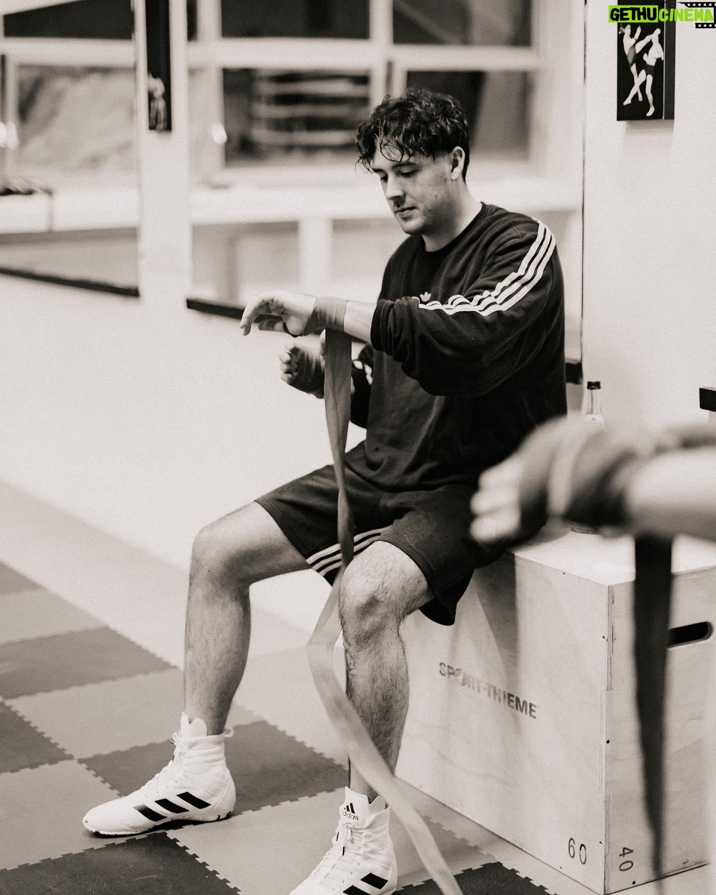 Robert Brosowski - 34.5K Likes - Boxkampf!🥊 Vor genau 1 Jahr hab ich mit dem Boxtraining angefangen und bin verliebt in diesen Sport. Er bringt mich jedes Mal sowohl an meine physische und auch an meine psychische Grenzen. Ich durfte viel über den Sport und über mich lernen. Heute darf ich verkünden, dass ich meinen ersten Boxkampf haben werde und ich bin jetzt schon maximal aufgeregt!😂 In einigen Wochen startet auch meine Doku über diese Reise und freue mich das ihr ab jetzt Teil dieser Reise seid. Wir sehen uns vorm/am/im Ring!💪❤️