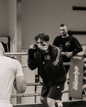 Robert Brosowski Instagram - Boxkampf!🥊 Vor genau 1 Jahr hab ich mit dem Boxtraining angefangen und bin verliebt in diesen Sport. Er bringt mich jedes Mal sowohl an meine physische und auch an meine psychische Grenzen. Ich durfte viel über den Sport und über mich lernen. Heute darf ich verkünden, dass ich meinen ersten Boxkampf haben werde und ich bin jetzt schon maximal aufgeregt!😂 In einigen Wochen startet auch meine Doku über diese Reise und freue mich das ihr ab jetzt Teil dieser Reise seid. Wir sehen uns vorm/am/im Ring!💪❤️