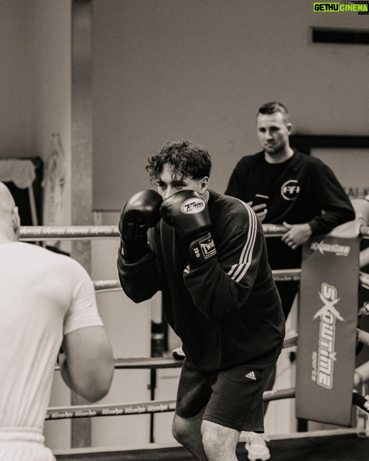 Robert Brosowski - 34.5K Likes - Boxkampf!🥊 Vor genau 1 Jahr hab ich mit dem Boxtraining angefangen und bin verliebt in diesen Sport. Er bringt mich jedes Mal sowohl an meine physische und auch an meine psychische Grenzen. Ich durfte viel über den Sport und über mich lernen. Heute darf ich verkünden, dass ich meinen ersten Boxkampf haben werde und ich bin jetzt schon maximal aufgeregt!😂 In einigen Wochen startet auch meine Doku über diese Reise und freue mich das ihr ab jetzt Teil dieser Reise seid. Wir sehen uns vorm/am/im Ring!💪❤️