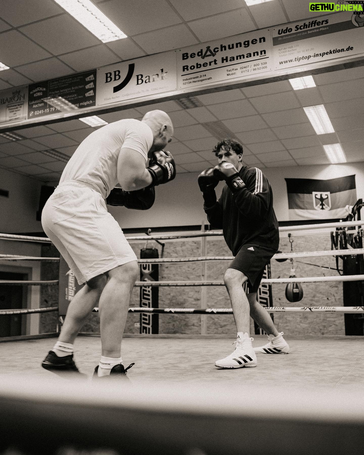 Robert Brosowski - 34.5K Likes - Boxkampf!🥊 Vor genau 1 Jahr hab ich mit dem Boxtraining angefangen und bin verliebt in diesen Sport. Er bringt mich jedes Mal sowohl an meine physische und auch an meine psychische Grenzen. Ich durfte viel über den Sport und über mich lernen. Heute darf ich verkünden, dass ich meinen ersten Boxkampf haben werde und ich bin jetzt schon maximal aufgeregt!😂 In einigen Wochen startet auch meine Doku über diese Reise und freue mich das ihr ab jetzt Teil dieser Reise seid. Wir sehen uns vorm/am/im Ring!💪❤️