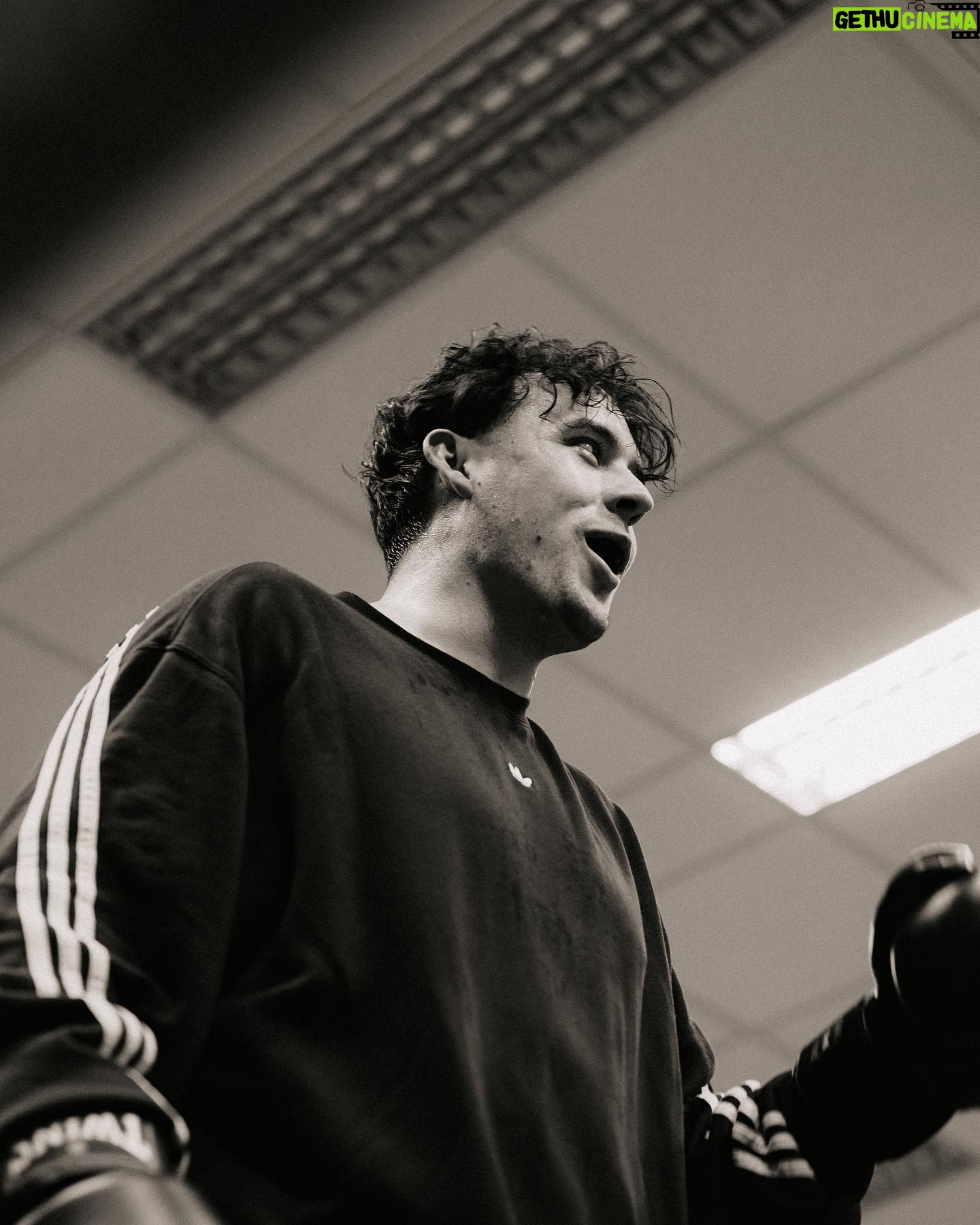 Robert Brosowski - 34.5K Likes - Boxkampf!🥊 Vor genau 1 Jahr hab ich mit dem Boxtraining angefangen und bin verliebt in diesen Sport. Er bringt mich jedes Mal sowohl an meine physische und auch an meine psychische Grenzen. Ich durfte viel über den Sport und über mich lernen. Heute darf ich verkünden, dass ich meinen ersten Boxkampf haben werde und ich bin jetzt schon maximal aufgeregt!😂 In einigen Wochen startet auch meine Doku über diese Reise und freue mich das ihr ab jetzt Teil dieser Reise seid. Wir sehen uns vorm/am/im Ring!💪❤️
