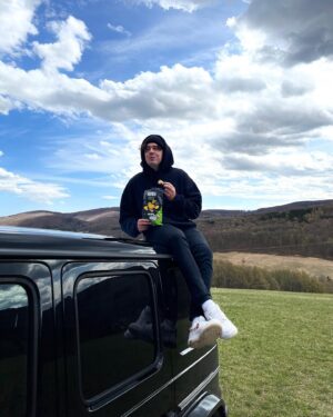 Robert Brosowski Instagram - Anzeige| ROB’s endlich in Österreich!🔥Das ist ein perfekter #ROBsMoment ! Ab Morgen ist es endlich so weit und ihr könnt euch für kurze Zeit, limitiert ROB’s in teilnehmenden #BillaPlus Filialen kaufen Schaut hierzu das neue YouTube Video auf dem CrispyRob Kanal an.☺️
Wir haben zusätzlich noch eine kleine Überraschung für die Österreichischen ROB’s Freunde:
Wenn ihr euch die ROB’s holt - postet einfach eine Story oder einen Post auf Instagram mit #ROBsMoment und verlinkt @ROBs.Originals und @billa_at im Zeitraum vom 14.04 bis 19.04.
Unter allen #ROBsMoment Postings wählen wir 3 Teilnehmer, welche eine originale und limitierte ROB's Reise Bag gefüllt mit unseren #Kesselchips geschenkt bekommen 🥳 Seid ihr ready Österreich?😎

#News #ROBs #Chips #CrispyRob #YouTube #Reisen