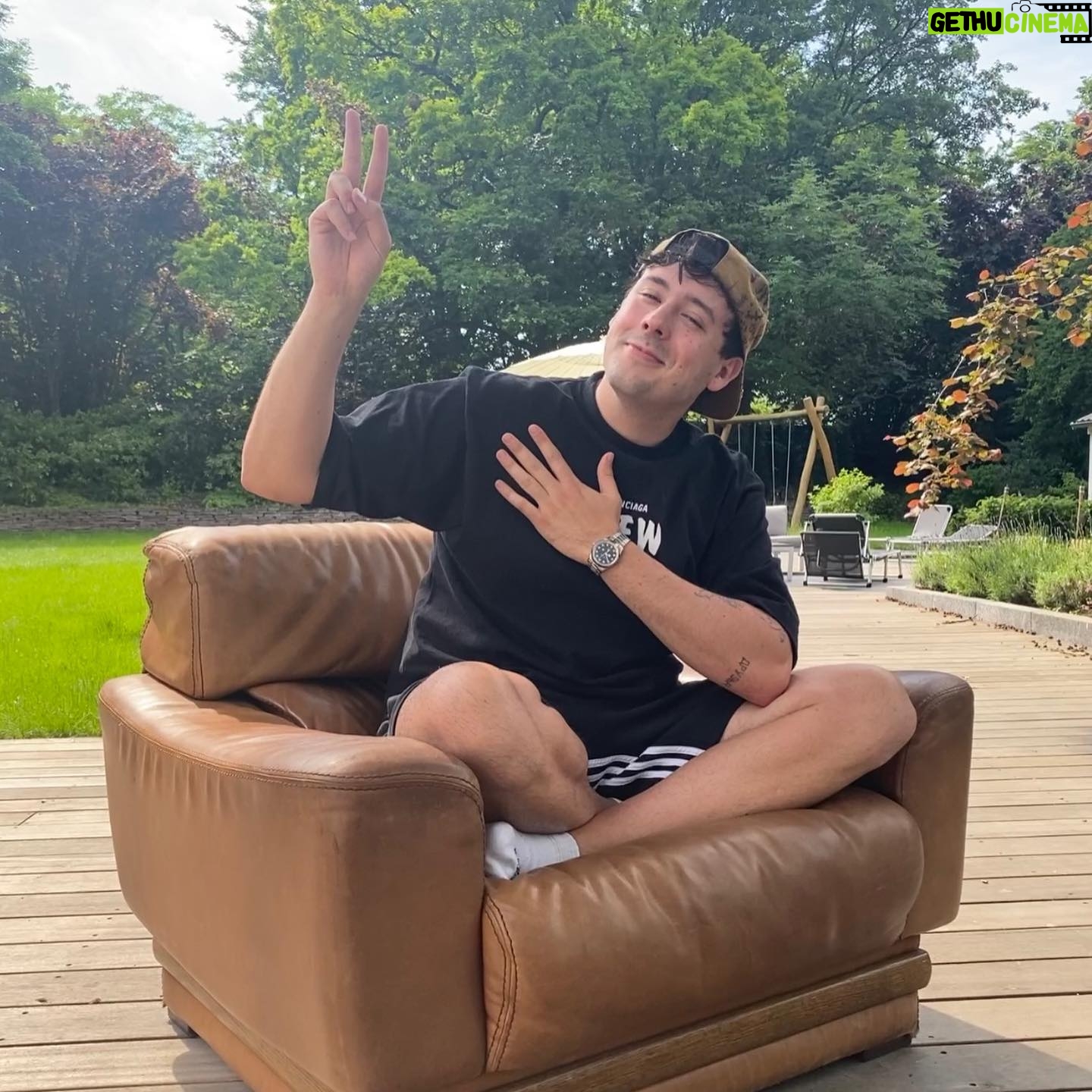 Robert Brosowski - 43.4K Likes - Stefan Raabās Sessel hat uns heute im Garten besucht!š
#GartenTotal