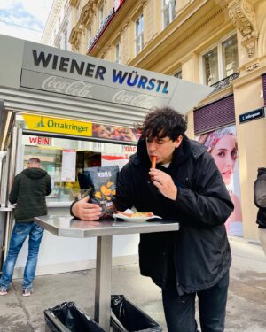 Robert Brosowski Instagram - Anzeige| ROB’s endlich in Österreich!🔥Das ist ein perfekter #ROBsMoment ! Ab Morgen ist es endlich so weit und ihr könnt euch für kurze Zeit, limitiert ROB’s in teilnehmenden #BillaPlus Filialen kaufen Schaut hierzu das neue YouTube Video auf dem CrispyRob Kanal an.☺️
Wir haben zusätzlich noch eine kleine Überraschung für die Österreichischen ROB’s Freunde:
Wenn ihr euch die ROB’s holt - postet einfach eine Story oder einen Post auf Instagram mit #ROBsMoment und verlinkt @ROBs.Originals und @billa_at im Zeitraum vom 14.04 bis 19.04.
Unter allen #ROBsMoment Postings wählen wir 3 Teilnehmer, welche eine originale und limitierte ROB's Reise Bag gefüllt mit unseren #Kesselchips geschenkt bekommen 🥳 Seid ihr ready Österreich?😎

#News #ROBs #Chips #CrispyRob #YouTube #Reisen