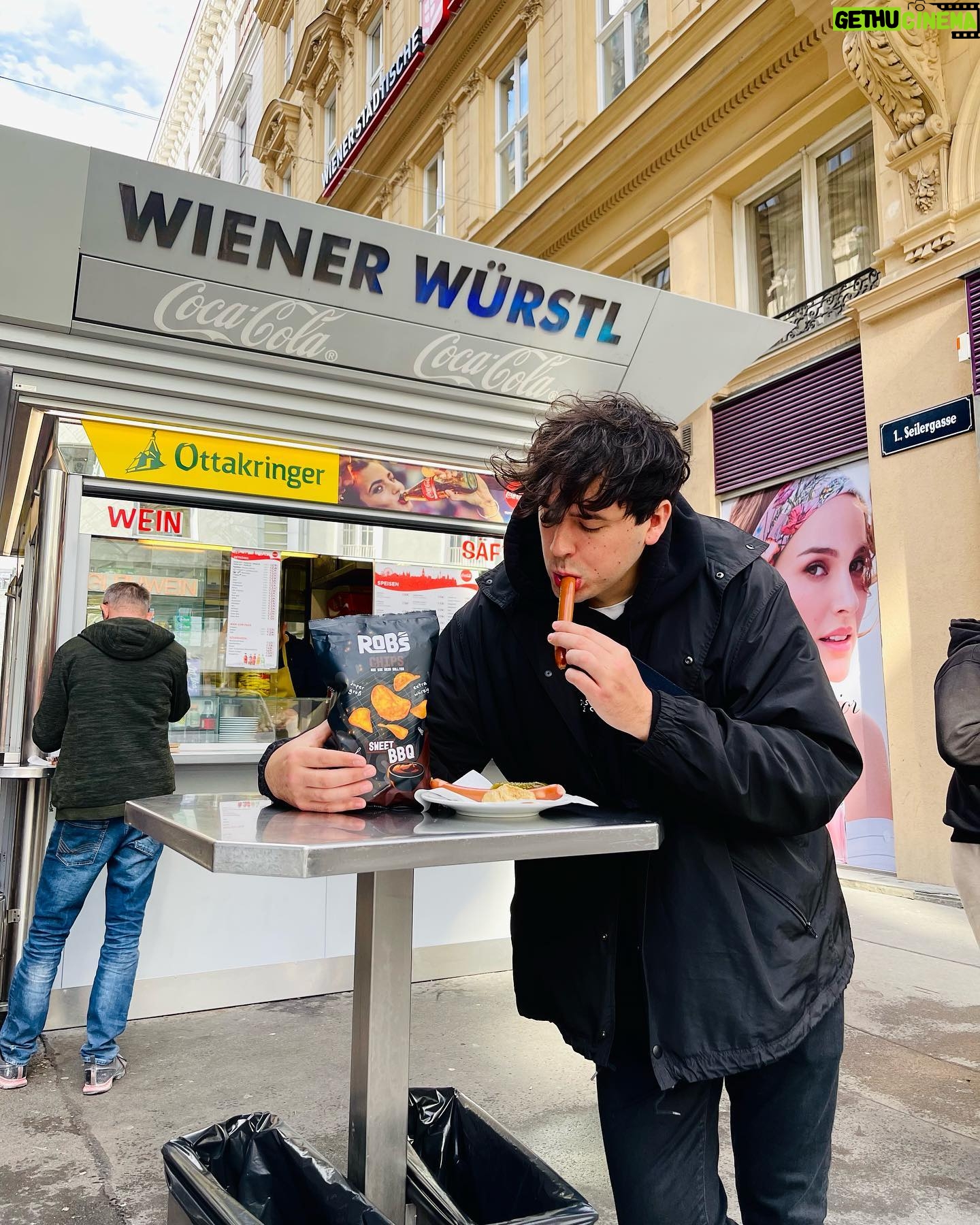Robert Brosowski - 37.1K Likes - Anzeige| ROB’s endlich in Österreich!🔥Das ist ein perfekter #ROBsMoment ! Ab Morgen ist es endlich so weit und ihr könnt euch für kurze Zeit, limitiert ROB’s in teilnehmenden #BillaPlus Filialen kaufen Schaut hierzu das neue YouTube Video auf dem CrispyRob Kanal an.☺️
Wir haben zusätzlich noch eine kleine Überraschung für die Österreichischen ROB’s Freunde:
Wenn ihr euch die ROB’s holt - postet einfach eine Story oder einen Post auf Instagram mit #ROBsMoment und verlinkt @ROBs.Originals und @billa_at im Zeitraum vom 14.04 bis 19.04.
Unter allen #ROBsMoment Postings wählen wir 3 Teilnehmer, welche eine originale und limitierte ROB's Reise Bag gefüllt mit unseren #Kesselchips geschenkt bekommen 🥳 Seid ihr ready Österreich?😎
#News #ROBs #Chips #CrispyRob #YouTube #Reisen