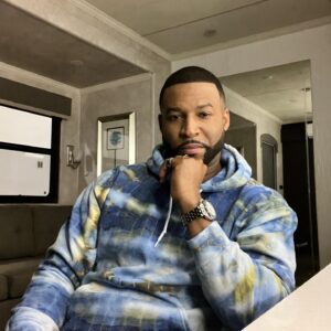 Robert Christopher Riley Instagram - Another day at the office. NEW #DYNASTY @cw_dynasty 9/8C on @thecw #robrileynyc #culhane