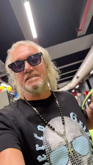 Robert Geiss Instagram - Ab und zu muss man auch mal tanken in Monaco natürlich im Untergrund. Ein schönes Wochenende @robertogeissini