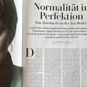 Robert Habeck Instagram - Im Juli wird Angela Merkel 70. Dazu habe ich im @rollingstone Magazin einen Gastbeitrag über die Altkanzlerin geschrieben. Ein Ausschnitt.
 
Wir alle sind Kinder unserer Biografie. Merkel auch. Aber sie hat sie kaum politisch benutzt. Als Frau hat sie sich zurückgenommen, von der Kleidung über den Habitus bis hin zu den Inhalten, und auch ihre ostdeutsche Herkunft hat sie selten politisch eingesetzt. Heute versteht man, warum sie das so gemacht hat: Normalität in Perfektion zu betreiben bedeutet eben auch, die Eigenheiten der Biografie nicht herauszustellen oder zu instrumentalisieren.
 
Und ich frage mich, ob die Perfektion der Normalität auch bedeutet, so wenig wie die eigene Person auch notwendige, aber unbequeme Veränderungen nach vorne zu stellen. Anders, schärfer gefragt: Konnte Merkel nur sechzehn Jahre Kanzlerin sein und die Union als Volkspartei in der Mitte halten, ja sie in der Mitte progressiv aufstellen, weil sie viele notwendige Entscheidungen, die Veränderungen bedeutet hätten, eben nicht traf?
 
Als Beleg für diese These können die Zeiten dienen, in denen die Wirklichkeit in die Normalität der Merkel’schen Regierungen einbrach und man ihr nicht länger ausweichen konnte. Die Euro-Krise führte zur Gründung der AfD, die Aufnahme syrischer Flüchtlinge zu ihrem Erstarken, Corona zu ihrer Radikalisierung. Merkel tat in diesen Krisen, was getan werden musste. Dreimal hielt sie Europa zusammen. Aber dreimal kostete es sie Akzeptanz. Ihre Macht fußte auf dem Versprechen einer wohltemperierten Politik. „Politik ist das, was möglich ist“, sagte sie nach einem eher kläglichen Klima-Kompromiss. Das war die politische Ausformung einer Normalität in Perfektion.
 
Nicht dass man keine Kompromisse schmieden soll. Der Kompromiss ist eine große demokratische Errungenschaft. Nur liegen zwischen „möglich sein“ und „möglich machen“ ein Verb-Unterschied und zwei Welten. Die eine ist statisch, die andere dynamisch, die eine findet sich ab, die andere sucht nach dem Mehr. Und damit sind wir bei dem Spannungsverhältnis, das Politik wahrscheinlich seit je begleitet und in den letzten Jahren eine brennende Aktualität bekommen hat.

Zum ganzen Artikel: rollingstone.de