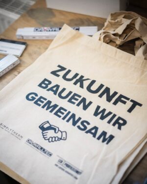 Robert Habeck Instagram - „Grau is alle Theorie, entscheidend is auf’m Platz!“ – Frei nach Alfred Preißlers legendärem Fußball-Satz war es mir wichtig, nach dem langen Verhandlungsmarathon der letzten Wochen in Berlin vor den Sommerferien nochmal auf‘s Feld zu gehen, rein in die Städte und Betriebe unseres Landes. 

Fünf Tage bin ich deshalb unterwegs, auf 26 Terminen in sieben Bundesländern und von Stuttgart bis Wismar in der ganzen Breite der deutschen Wirtschaft. Unserem stolzen Mittelstand, Start-ups, dem Handwerk bis zu großen Playern wie Mercedes Benz. Zuhören, eintauchen, erspüren, wo Sorgen sind und wo ich als Wirtschaftsminister unterstützen kann. 

Gerade erst haben wir ein Reformpaket zur Dynamisierung der Wirtschaft geschnürt, mit dem wir ein zusätzliches Wachstum von mehr als einem halben Prozent erreichen können – das sind 26 Milliarden Euro zusätzliche Wirtschaftsleistung allein im nächsten Jahr. 

Vor allem aber gehen wir die strukturellen Probleme an, mit denen sich die Wirtschaft rumschlägt: Arbeitskräftemangel, Bürokratie, Rahmenbedingunen.
Dabei sollten wir immer sehen: Die Wirtschaft ist ja nichts Abstraktes. Die Wirtschaft, das sind die Menschen in den Betrieben, die ich hier auf meiner Reise treffe. Die den Wohlstand erarbeiten. Die, allen Sorgen zum Trotz, mit dafür sorgen, dass unser Land stark ist, stark bleibt.

In den kommenden Tagen berichte ich euch hier von meinen Eindrücken aus den Unternehmen im ganzen Land. Vielleicht schaut Ihr rein.

📸 @dominikbutzmann