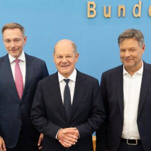 Robert Habeck Instagram - Wir haben lange beraten, um den Haushaltsentwurf pünktlich vor dem EM-Spiel und damit auch vor der parlamentarischen Sommerpause vorzulegen. Wir haben es uns nicht leicht gemacht und hart in der Sache gerungen - manchmal die ganze Nacht. Weil es keine Alternative gibt zu einem guten Kompromiss.

Mit dem Entwurf zum Haushalt schaffen wir Sicherheit und Stabilität für Deutschland. 
.
.
.
#Haushalt

Foto: Bundesregierung/Steffen Kugler