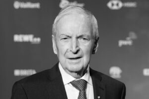 Robert Habeck Instagram - Klaus Töpfer war ein Brückenbauer. Über politische Grenzen hinweg zu arbeiten - das war stets ein Leitgedanke für ihn. Und ein Beispiel für uns alle. Meine Gedanken sind bei seiner Familie.

Klaus Töpfer hat für die Umweltpolitik in den 1980er Jahren Pionierarbeit geleistet und sie maßgeblich erst als Bundesumweltminister und später als Direktor der UNEP international geprägt.
Dabei ging es ihm immer um die Sache. Klaus Töpfer wird fehlen.

📷 Picture Alliance / SvenSimon | Malte Ossowski/SVEN SIMON