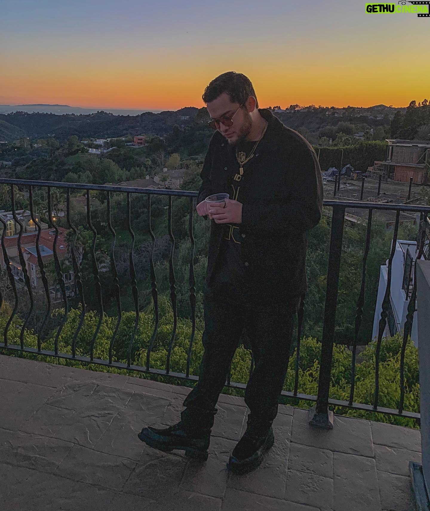Robert Ochoa - 3 Likes - Just a photo in Beverly Hills… ⛰️
📸: @official_bearded_chef
