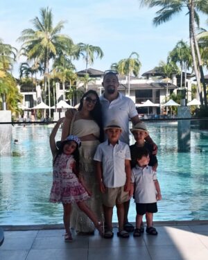 Robert Whittaker Instagram - Was able to switch gears the last week and spend some time with the family before coming home and preparing for war 👊🏽Big thanks to the @pullmanportdouglas for having us. We had an amazing time and can’t wait to do it again. #pullmanportdouglas