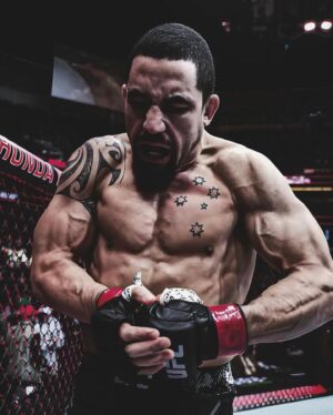 Robert Whittaker Instagram - Anaheim you were great, can’t wait to do it again. Thank you to my fans for all the love and support you send my way 👊🏽❤️
