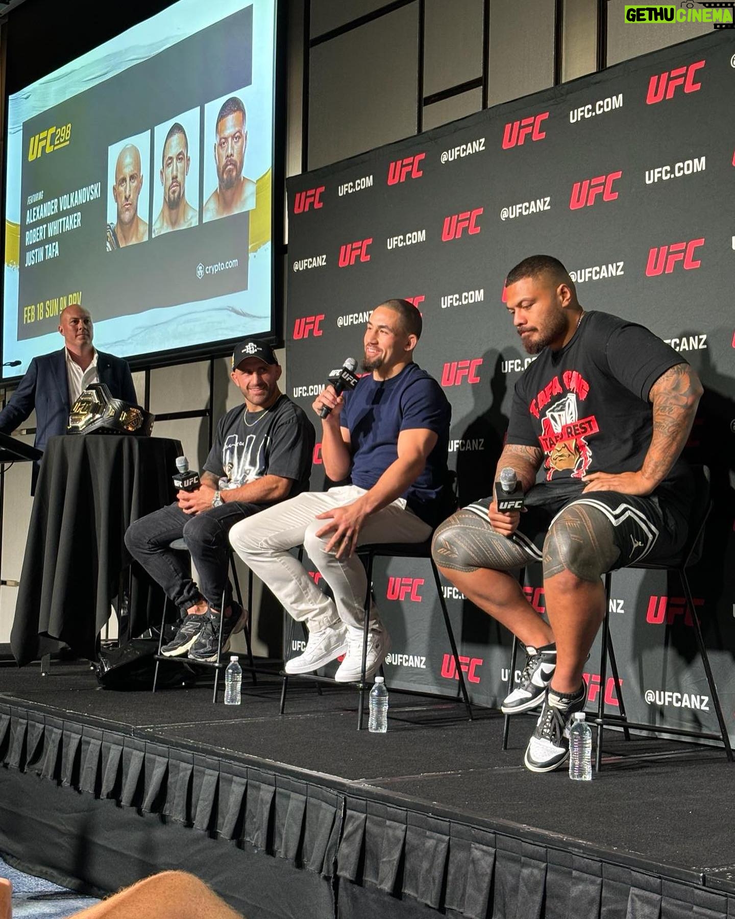 Robert Whittaker - 17.5K Likes - Official presser done. Thanks to all the supporters that came down 👊🏽
#ufc298