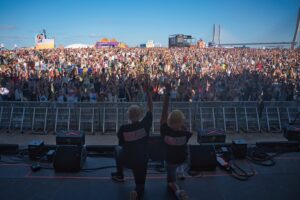 Roberta Medina Instagram - Rock in Rio Lisboa🎸🌍
Tarde de sonho❤️ Milhares ao rubro🤯 OBRIGADO a todos🤩 SOLD OUT!🔥

Sentimos a energia de cada uma das pessoas presentes, ficaram no nosso coração @rockinriolisboa 🫶⚡️

Obrigado à @sicoficial @sic.caras e @rfmportugal pelo carinho❤️ 

Obrigado #superbockdigitalstage @rockinriolisboa @superbock @robertamedinaalwayssmile @newsheet_pt @milkandblackdigital 🚀

Foi uma honra atuar pela segunda vez num dos maiores Festivais de Música e Entretenimento 🇵🇹🎸

A BANG Summer Tour 2024 começa agora em força de Norte a Sul e Ilhas🇵🇹 Contamos convosco!!! Até breve família 🫶

🌐 @dohitsagency

—
—

#djskisskissbangbang #KKBB #kisskissbangbang #dj #stage #festival #club #music #viral #fyp #brasil #reelsportugal #rockinriolisboa #rockinrio #superbock #kisskiss #bangbang #lisboa #portugal