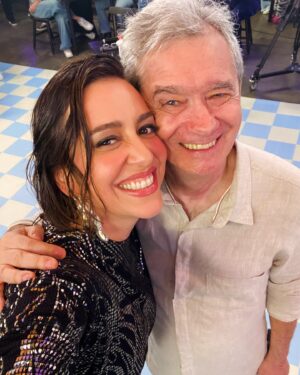Roberta Sá Instagram - POV: você, junto comigo, nos bastidores da gravação do @altashorasglobo, especial @zecapagodinho, nesse carrossel de selfies com pessoas tão amadas! A começar pelo aniversariante do dia 29, @serginhogroisman, esse mestre da TV brasileira. Viva Serginho! 

👉🏽 Quem acompanhou o programa, que foi ao ar sábado na @tvglobo?