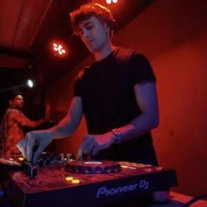Roberto Cox Instagram - 🎧 Aprendiendo de a poco en cada presentación….
📸 Les comparto unos vídeos de lo que fue la presentación de este finde en Maitencillo. ¡La pasé increíble!
🤓 A seguir estudiando y ensayando para mejorar.
🗓️ Pronto más fechas…