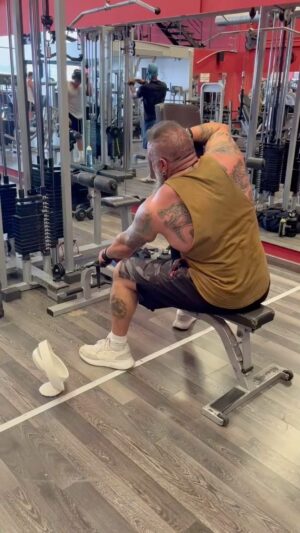 Roberto García Ruiz Instagram - Después de una semana necesaria cultivando el espíritu, volvemos a combinar con ejercicio. Buena semana a todos. Un abrazo enorme 🤗🙏 #backworkout #cuerpoyespíritu #elsentidodelavida