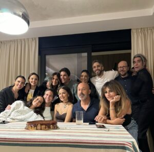 Roberto Leal Instagram - Juntiña bonita. Equipazo ❤️. Never say last dance.