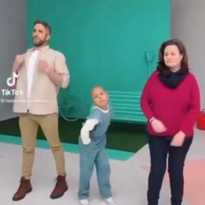 Roberto Leal Instagram - Me ha costado mucho escribir esto…

Hace unos días esta preciosidad, la pequeña Luana, voló alto al cielo de los niños ❤️. Nos conocimos en una campaña de @unoentrecienmil para recaudar fondos para la investigación de la leucemia infantil y su sonrisa y ganas de vivir fue lo primero que me cautivó. Si a los que la conocimos nos duele en el alma, no quiero ni imaginar a sus familiares y amigos. Es imposible ponerse en la piel de estos pequeños, de sus padres, de sus equipos médicos. Por eso es tan importante que se destinen fondos para que algún día, ojalá pronto, no tengamos que adelantar estas durísimas despedidas. Dejas mucho amor aquí, Luana 🙏🏼👼