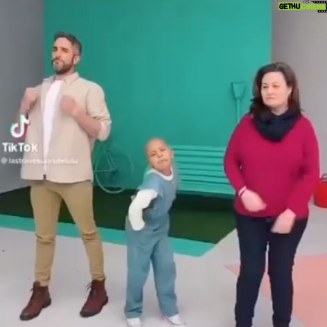 Roberto Leal - 29.9K Likes - Me ha costado mucho escribir esto…
Hace unos días esta preciosidad, la pequeña Luana, voló alto al cielo de los niños ❤️. Nos conocimos en una campaña de @unoentrecienmil para recaudar fondos para la investigación de la leucemia infantil y su sonrisa y ganas de vivir fue lo primero que me cautivó. Si a los que la conocimos nos duele en el alma, no quiero ni imaginar a sus familiares y amigos. Es imposible ponerse en la piel de estos pequeños, de sus padres, de sus equipos médicos. Por eso es tan importante que se destinen fondos para que algún día, ojalá pronto, no tengamos que adelantar estas durísimas despedidas. Dejas mucho amor aquí, Luana 🙏🏼👼