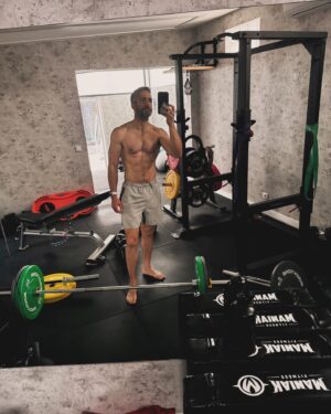 Roberto Leal Instagram - CrossFit   entrenamiento de fuerza es un SÍ siempre 💪🏼🏋🏻‍♂️

No de cara al verano, sino como forma de vida. Cualquier deporte incluido en tu rutina, sin obsesiones y dándole su justo lugar, se convierte en uno de tus grandes compañeros de viaje. No, no soy coach, es que me he levantado poético.