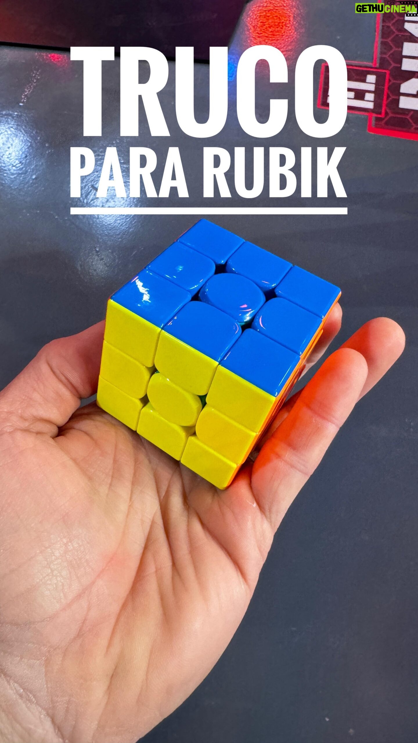 Roberto Leal - 4.6K Likes - Si alguna vez os habéis planteado acabar un cubo de rubik os dejo aquí un ARGORISMO sencillo para que presumáis ante la familia. De nada. @margallego25