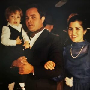 Roberto Leal Instagram - Felicidades, papá. Aquí todo bien. Siguiendo los pasos que nos marcaste a @mercedes.lealguillen y a mí y disfrutando de la bendita locura de mamá. ¿Cómo estás tú por Yayolandia? Te queremos. Felicidades a todos los José, Josefas y padrazos del mundo ❤️