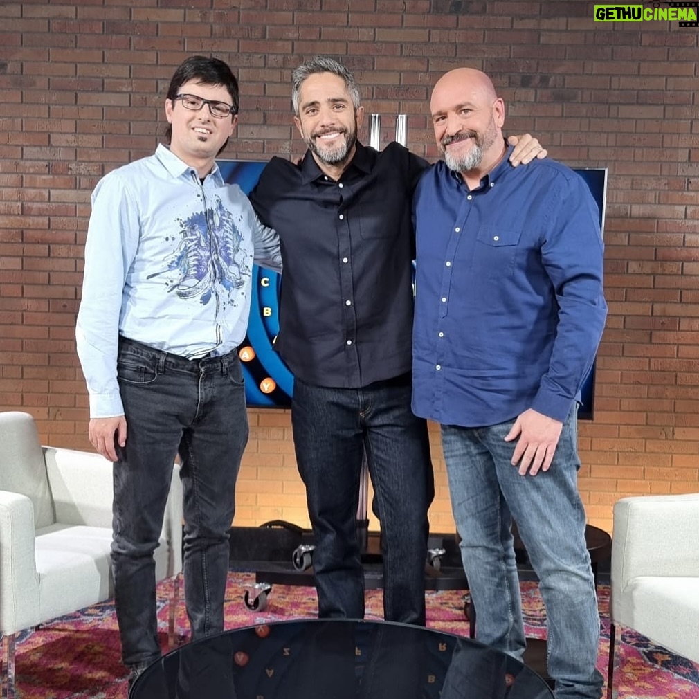Roberto Leal - 25.1K Likes - Poco más os puedo decir. Que se os va a echar mucho de menos a los dos y que los verdaderos ganadores somos el equipo de @pasapalabra por tener la suerte de rodearnos de tantísimo talento. Gracias, @oldgarcia, por tu saber estar y tu palabra medida. Gracias, @moises.laguardia, por tu cariño y honestidad. Ya se os extraña por aquí 🥲❤️
#pasapalabrabote